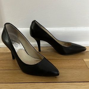 MICHEAL Michael Kors Flex Leather Pumps